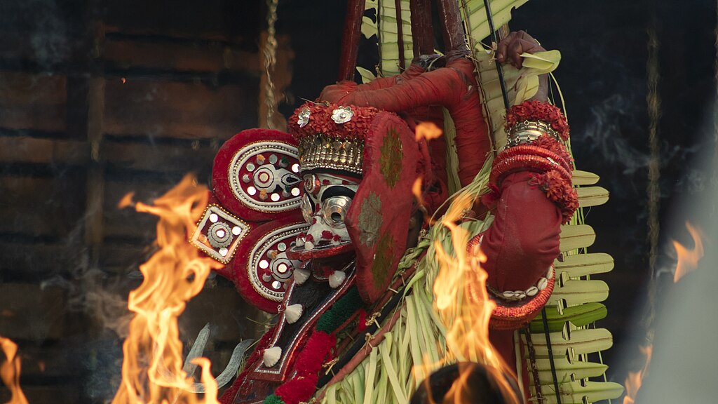 Kandakarnan Theyyam performed at Mandenkavu Kannur, District