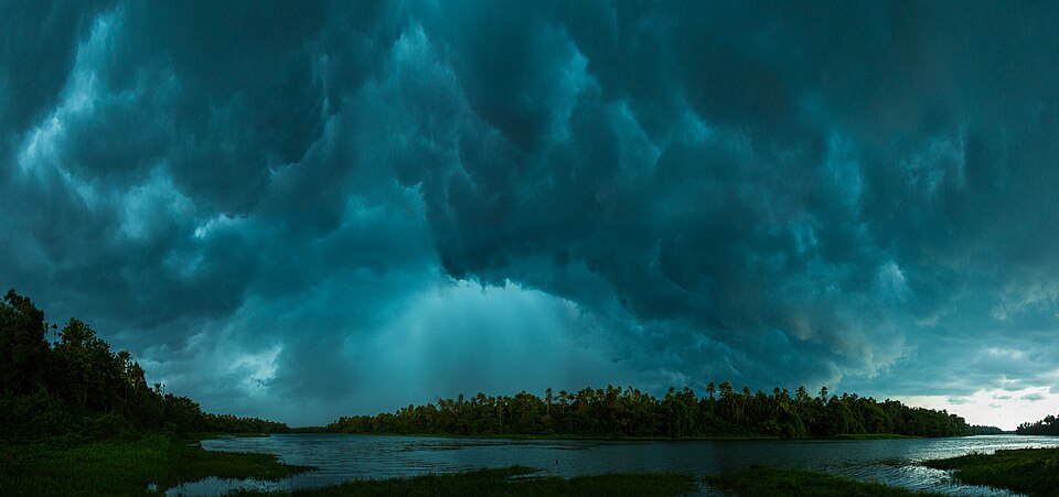 Monsoon clouds over Chalakkudi — the sky the Njattuvela calendar was built to read