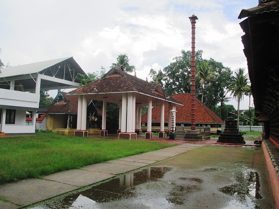 Thirumoozhikkulam Lakshmana Perumal Temple at Kurumaseri, Ernakulam district, Kerala — the third temple of the Nalampaladarshanam circuit, a Divya Desam sacred to Vaishnavas where Lakshmana is worshipped as Thirumozhikkalathaan, the place where Lord Vishnu spoke the Thiru Mozhi (sacred words) to sage Hareetha Maharishi on the banks of the Chalakudy River