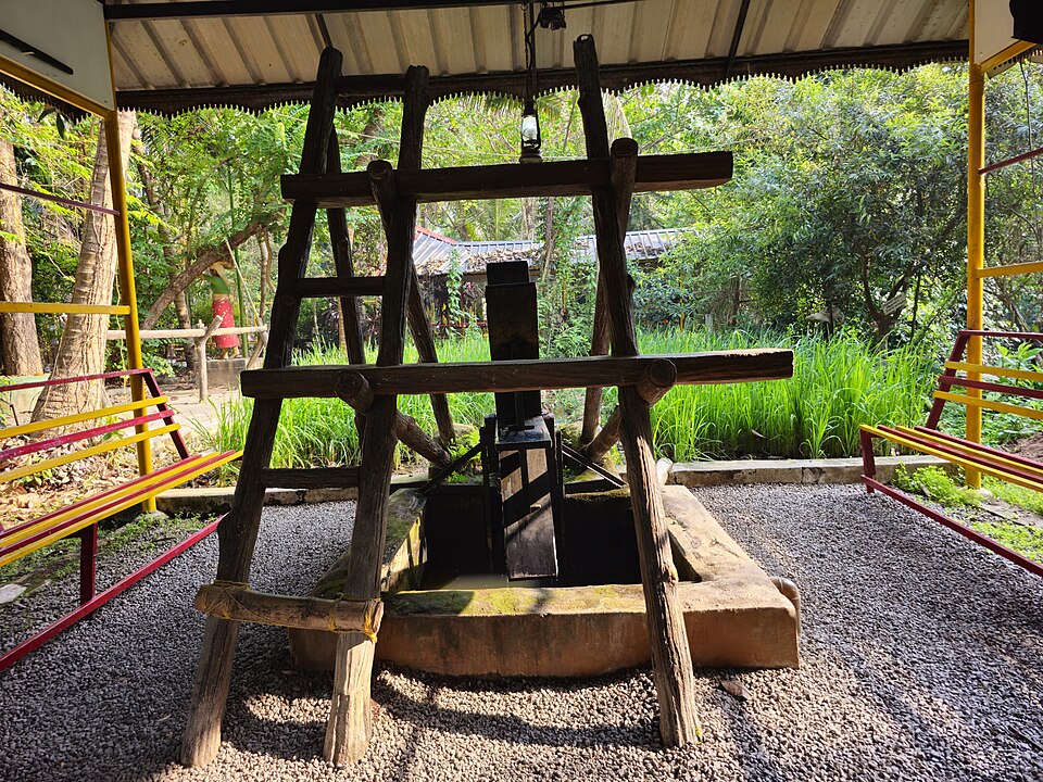 Traditional water wheel from Kerala — used in fields to redirect water flow from underground springs for farming. The management of water through such technologies was one of the key agricultural practices guided by the Njattuvela calendar